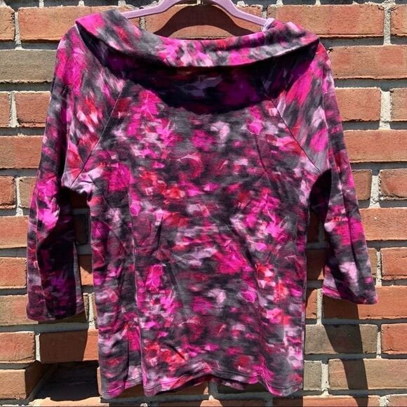 𝅺Magenta/Black Print Top with Layered Neck & Zipper - Picture 2 of 6